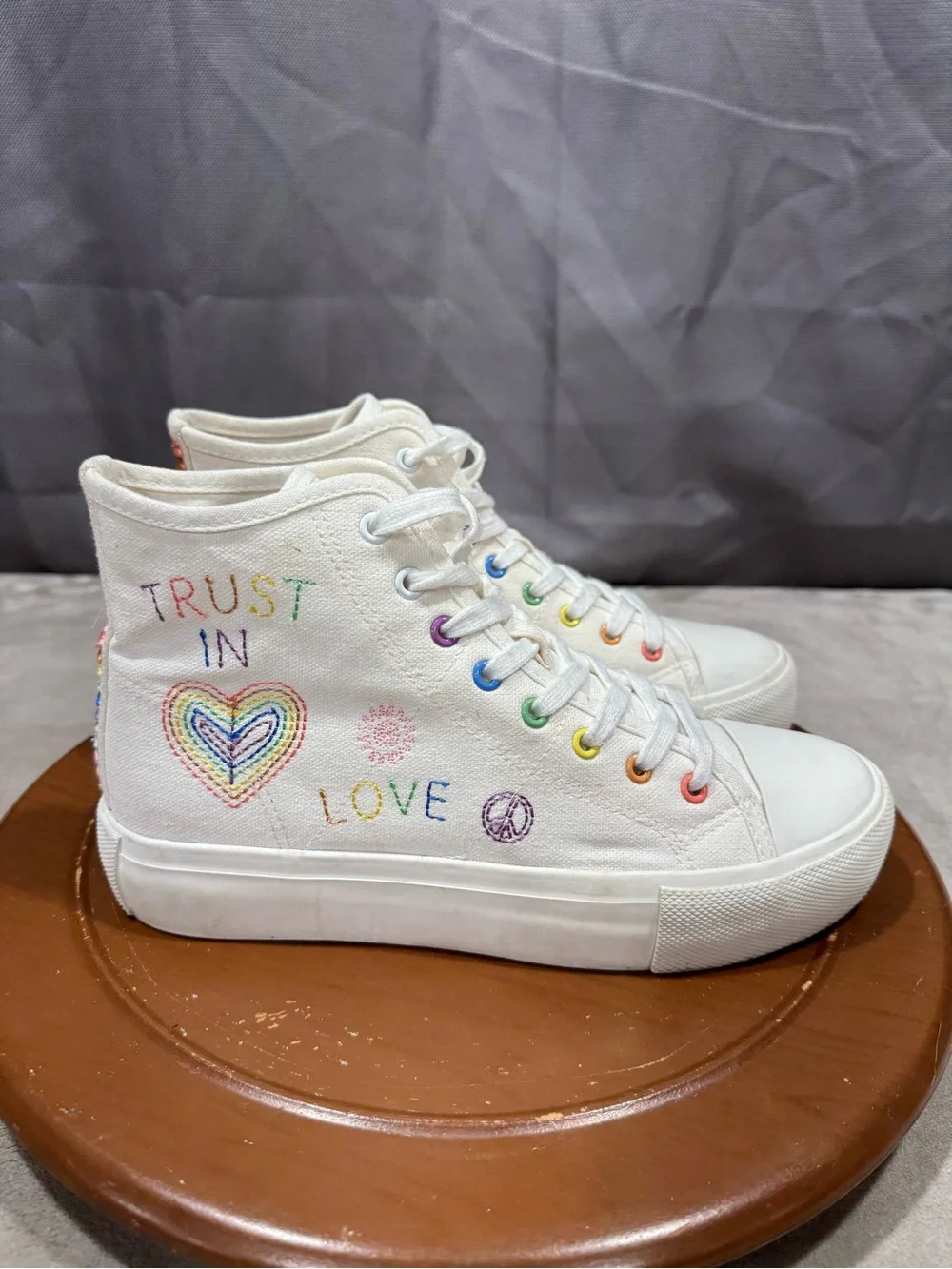 American Eagle Trust In Love High-Top Sneakers